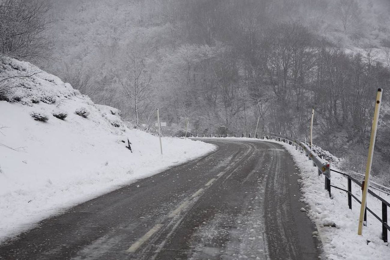 La nieve llega a la zona norte de la provincia de León. El temporal se mantendrá a lo largo de las próximas horas