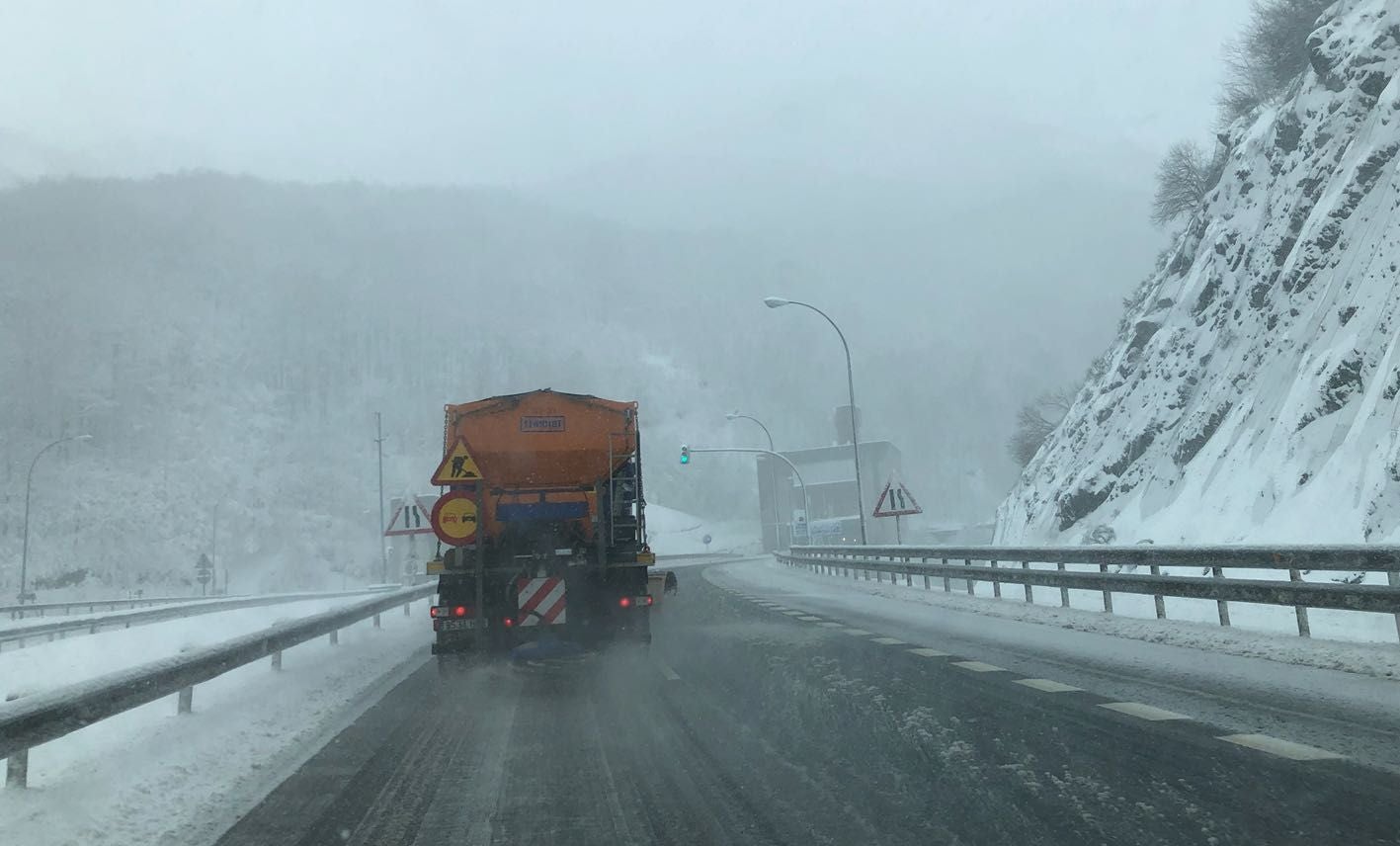 La nieve llega a la zona norte de la provincia de León. El temporal se mantendrá a lo largo de las próximas horas