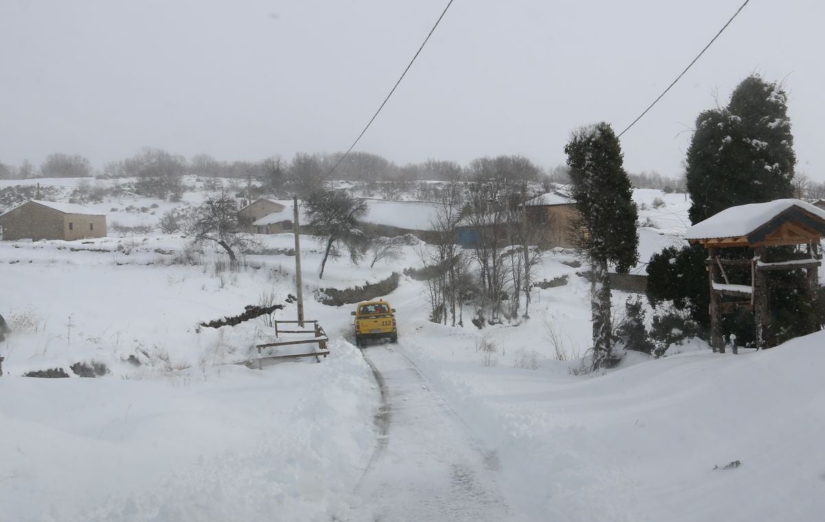 Las quitanieves liberan los 40 pueblos de Riello