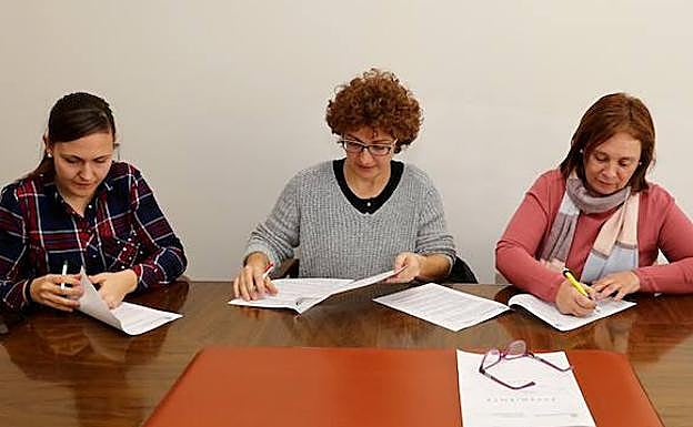 Firma del convenio con Simone de Beauvoir. 