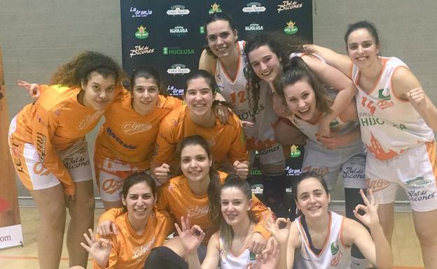 Las jugadoras del Aros celebran el triunfo.