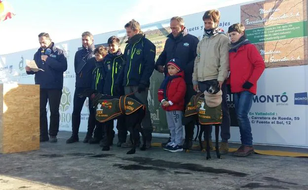 Momento del sorteo de la final del Campeonato Nacional de Galgos en campo, que ya tiene vencedor.