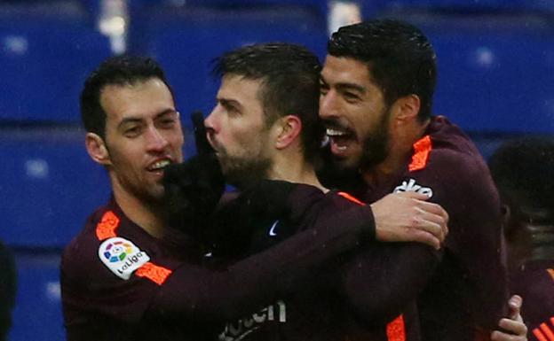 Piqué, junto a Sergio Busquets y Luis Suárez, manda callar a los aficionados del Espanyol tras su gol.