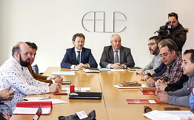 Un instante de la reunión mantenida este lunes.