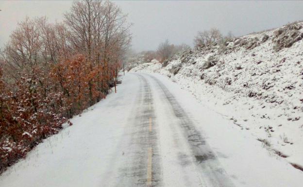 Imagen de una carretera secundaria cubierta por la nieve.