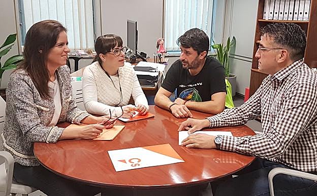 Un instante de la reunión mantenida este lunes.