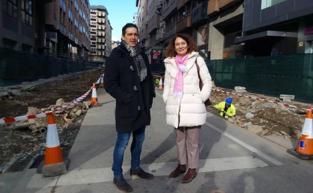La alcaldesa de Ponferrada y el concejal de Obras, durante la visita a las obras de la calle Camino de Santiago. 