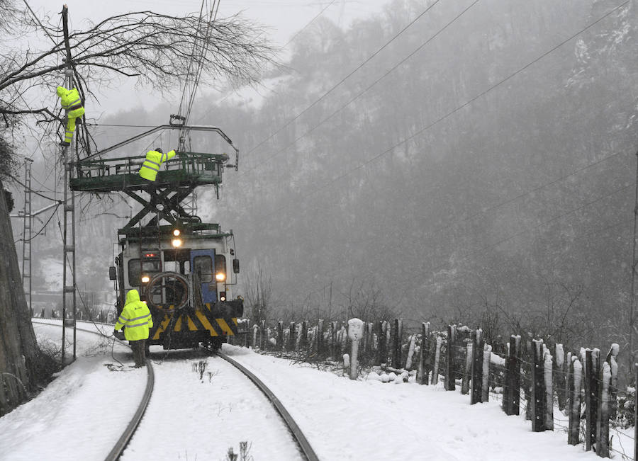 La nieve complica el tráfico ferroviario entre León y Asturias. En las imágenes, situación en la que se encuentran la estación de Busdongo.