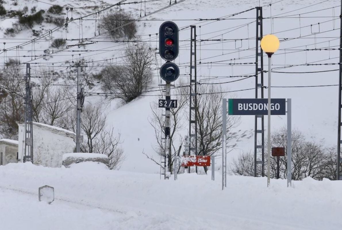 La nieve complica el tráfico ferroviario entre León y Asturias. En las imágenes, situación en la que se encuentran la estación de Busdongo. En el puerto de Pajares la circulación se complica.