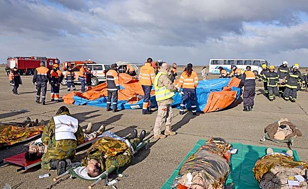 Imagen de los 'heridos' durante la intervención de los equipos de emergencias.