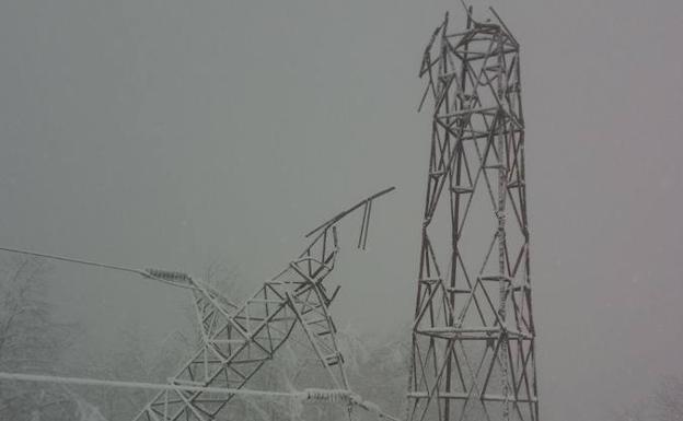 Imagen de la torre caída y que ha dejado sin luz a todo el valle.