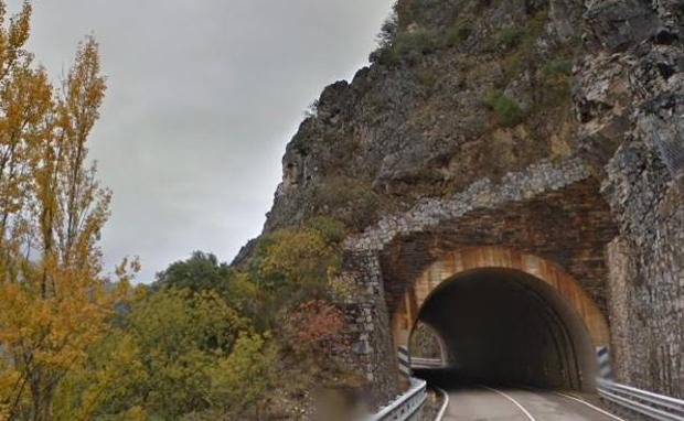 Túnel de Peñarrubia en la carretera Nacional 536. 