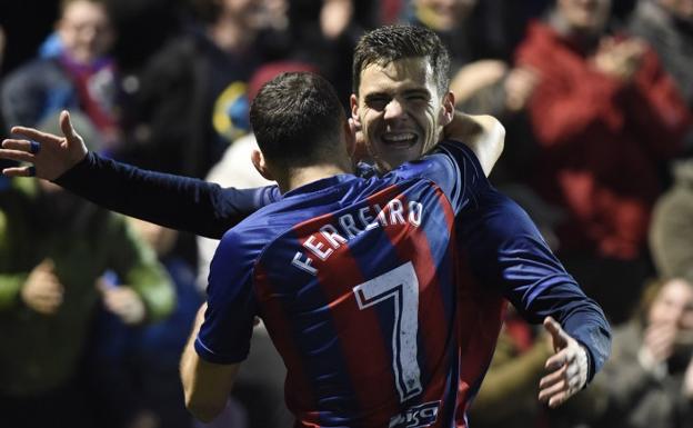 Álex Gallar celebra un gol con el Huesca.