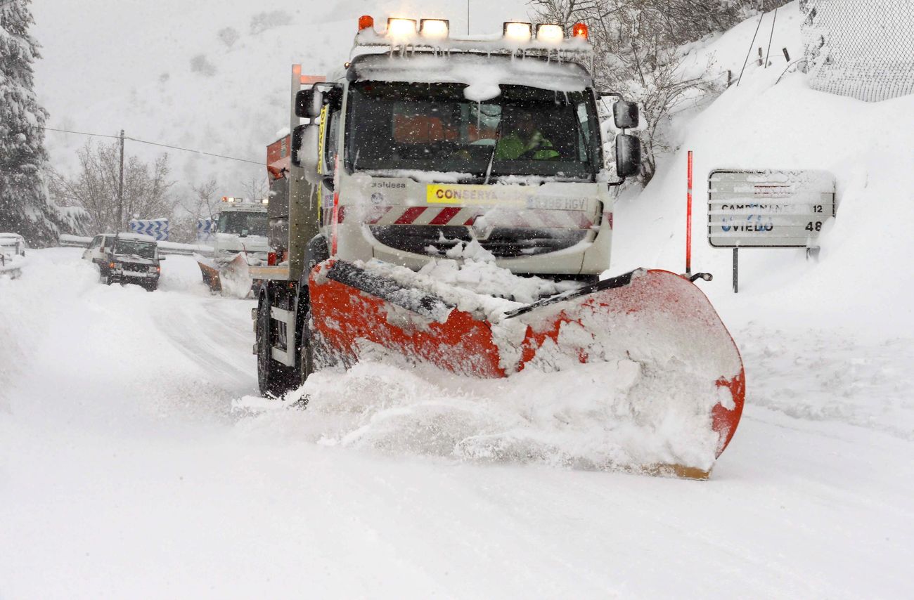 La nieve complica el tráfico ferroviario entre León y Asturias. En las imágenes, situación en la que se encuentran la estación de Busdongo. En el puerto de Pajares la circulación se complica.