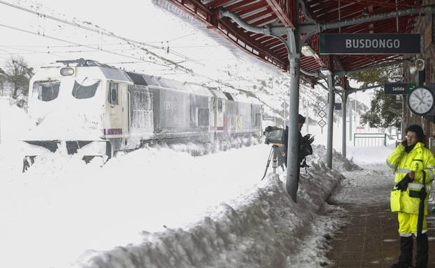 Estación de tren de Busdongo (León) afectada por el temporal de nieve.