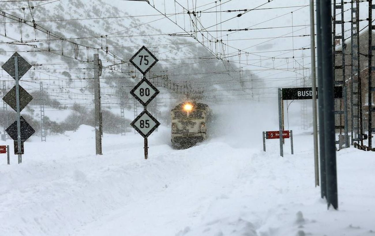 La nieve frena al tren en el Puerto de Pajares. Las intensas nevdas están frenando en seco el tráfico ferroviario