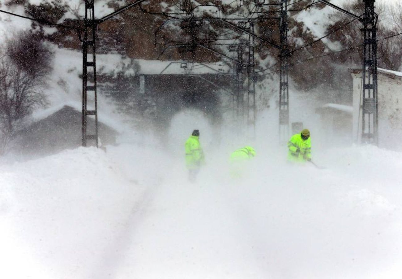 La vía férrea que une León y Asturias, afectada por la nieve. En la imagen, un tren parado en la estación de Busdongo (León) || La nieve frena al tren en el Puerto de Pajares. Las intensas nevdas están frenando en seco el tráfico ferroviario