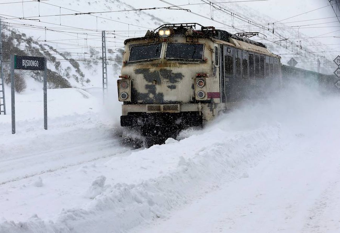 La nieve frena al tren en el Puerto de Pajares. Las intensas nevdas están frenando en seco el tráfico ferroviario