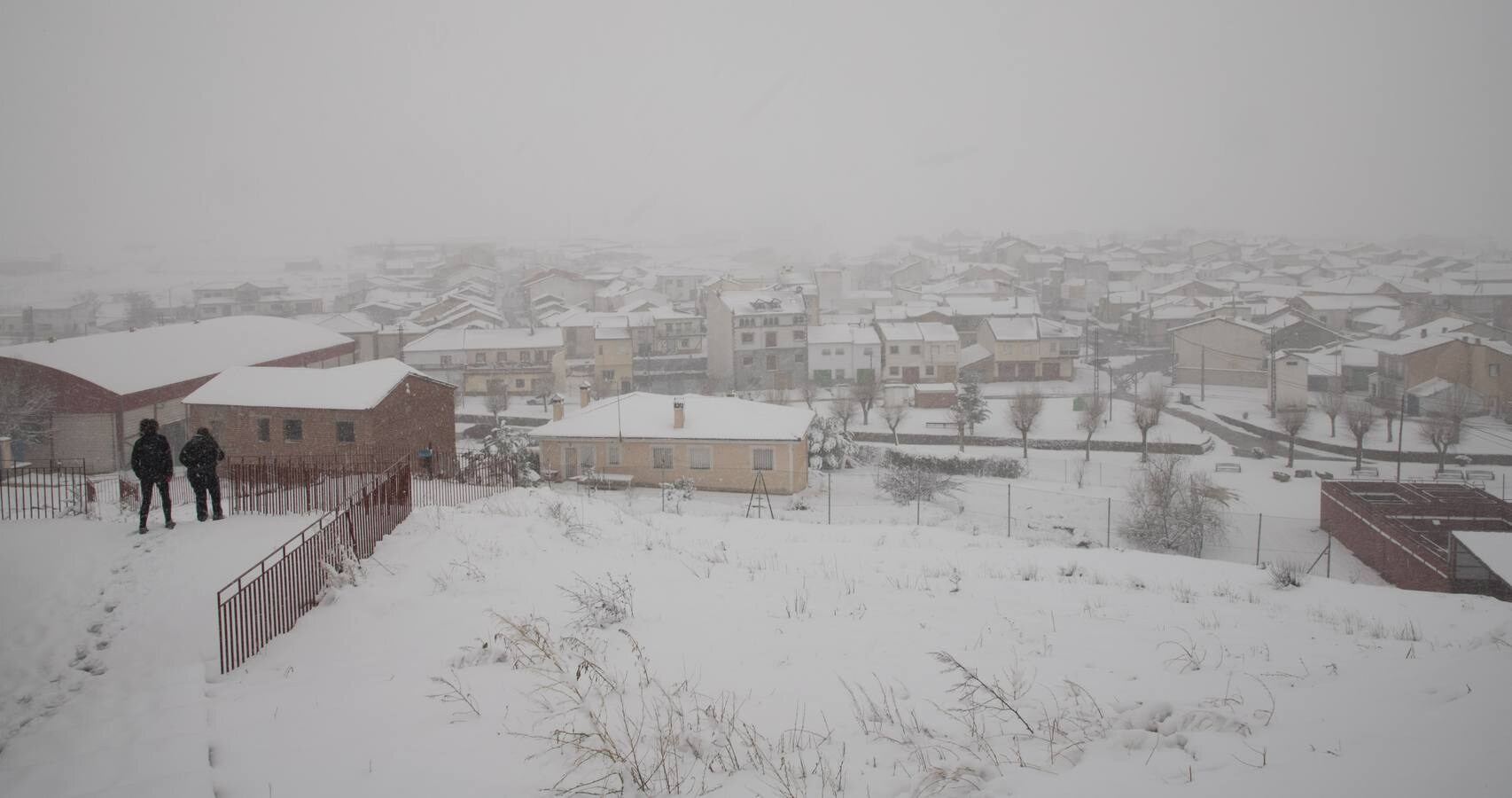 Imagen de la localidad abulense de Maello en medio de una intensa nevada.