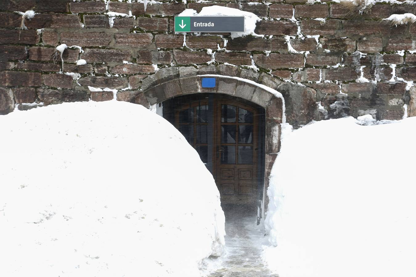 Entrada a la estación de tren de Busdongo (León).