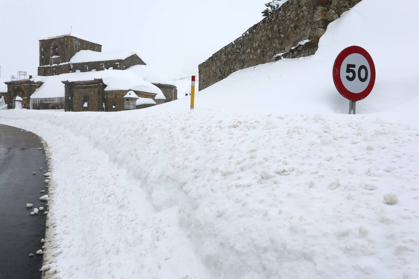 La localidad leonesa de Arbas del Puerto, cubierta de nieve.