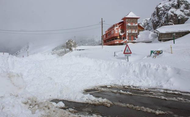 Imagen principal - Alto de Tarna, en la provincia de León.