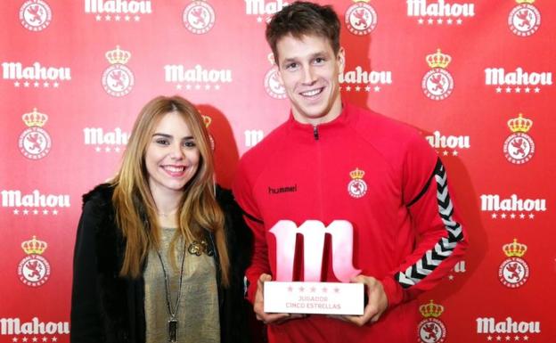 Señé, recibiendo el premio de Mahou. 