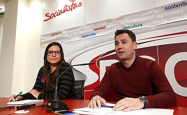 Cendón, a la derecha, secretario provincial de los socialistas.