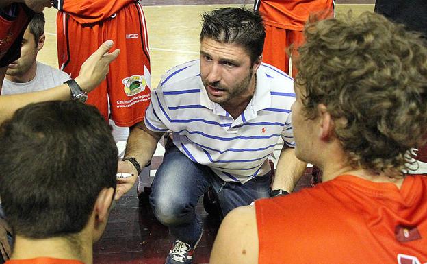 Julio González, entrenador del Fundación León.