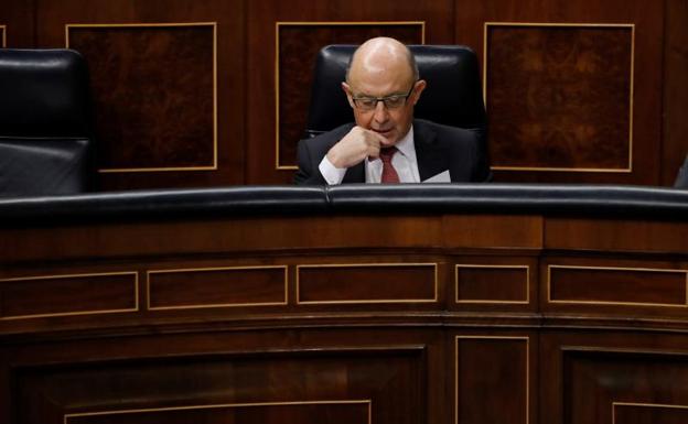 l ministro de Hacienda, Cristobal Montoro, en el Congreso.