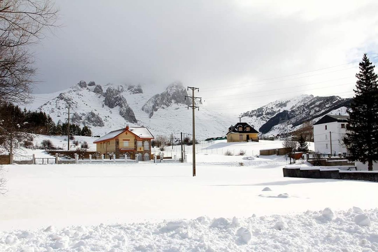 La amenaza de la nieve se mantiene en la provincia, con una cota mínima que se sitúa en los 600 metros | El descenso de las temperaturas alcanza mínimas de -6 grados ampliamente superadas en las cotas más altas