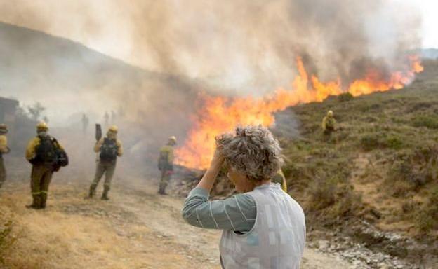 Momento durante el incendio en La Cabrera.