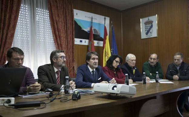 El consejero de Fomento mantiene una reunión con los alcaldes afectados por el fuego. 