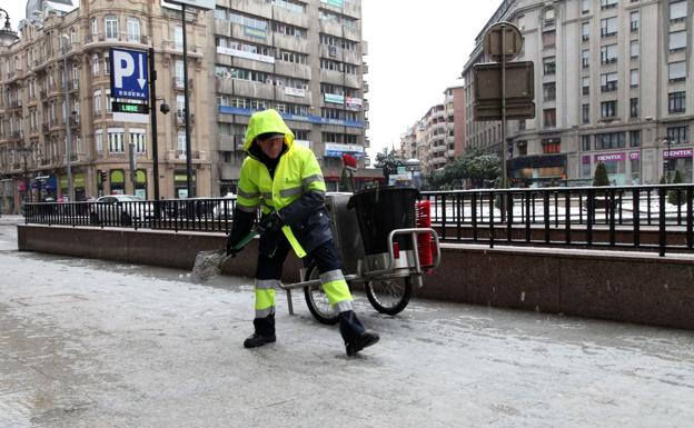 León extiende seis toneladas de fundentes y mantiene activo el Plan de Nevadas