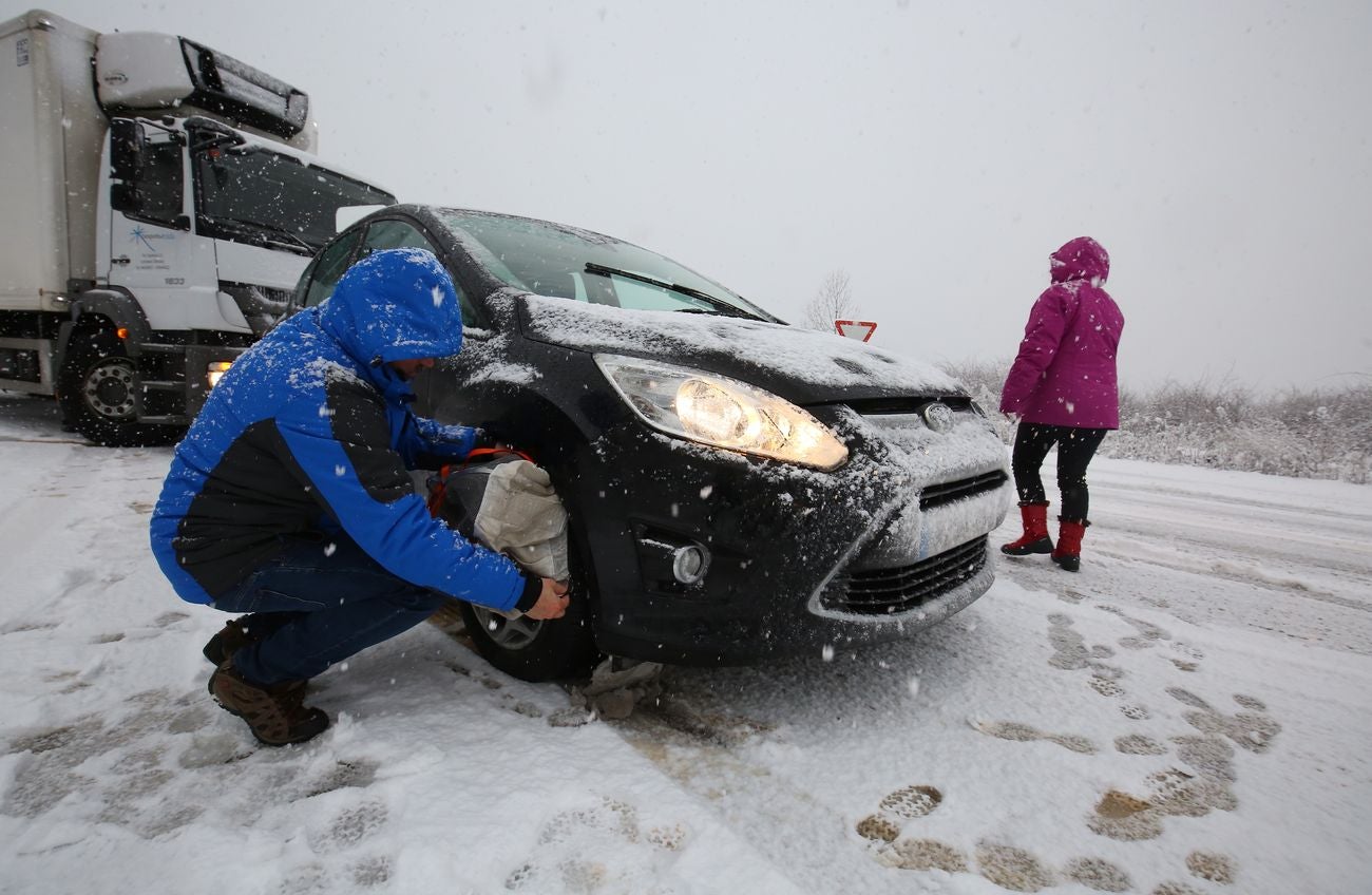 Varios coches se quedaron bloqueados este martes en la carretera LE-631 entre las localidades de Cubillos del Sil y Fresnedo por la intensa nevada