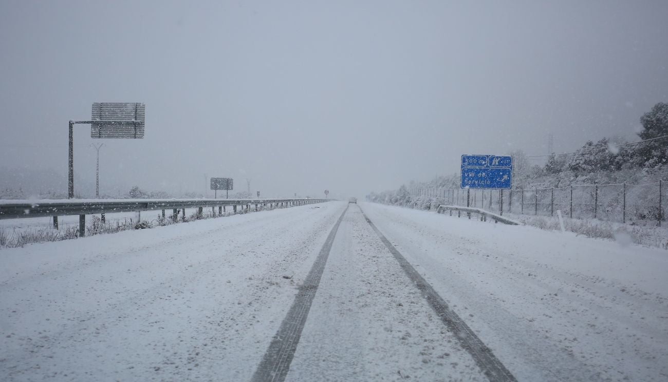 Varios coches se quedaron bloqueados este martes en la carretera LE-631 entre las localidades de Cubillos del Sil y Fresnedo por la intensa nevada