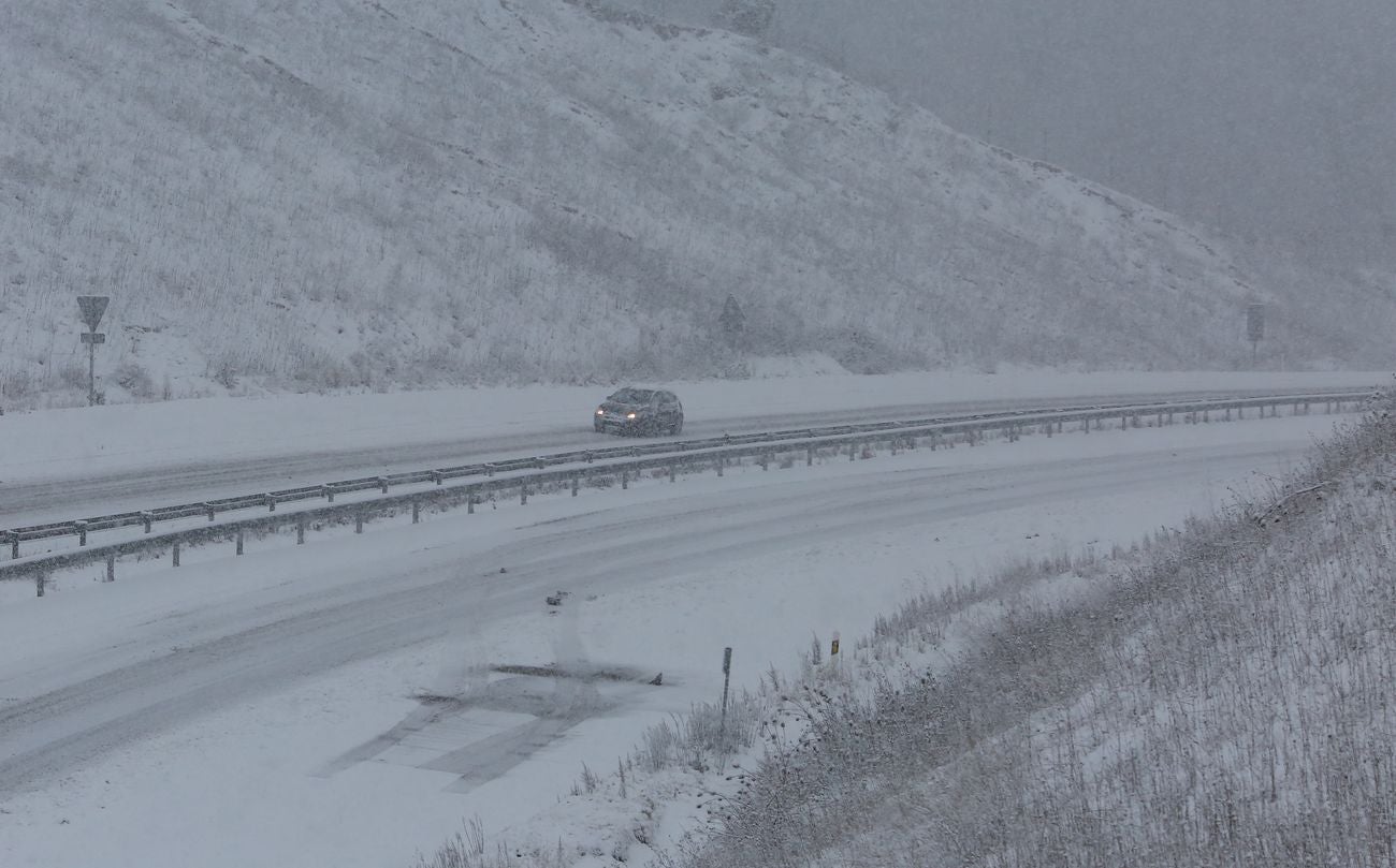 Varios coches se quedaron bloqueados este martes en la carretera LE-631 entre las localidades de Cubillos del Sil y Fresnedo por la intensa nevada