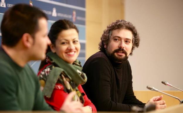 Jorge Barragón, Sira Rego y José Sarrión, representantes de IU, durante la rueda de prensa.