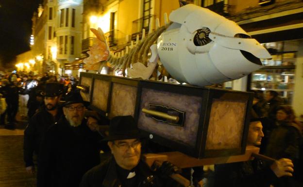 Galería. 'La sardina' ha recibido este miércoles sepultura en León.
