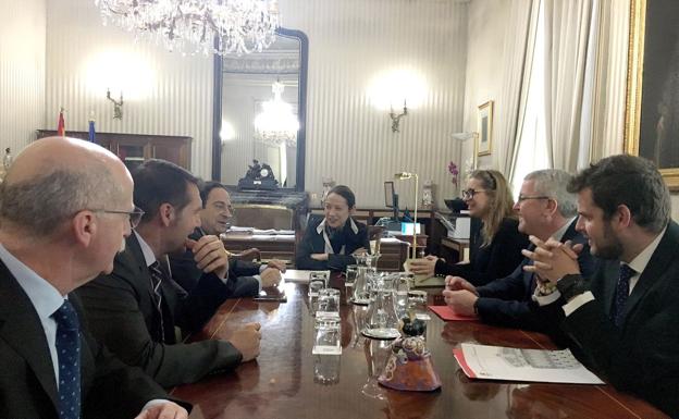 Un instante de la reunión mantenida por la delegación leonesa.