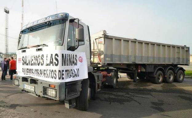 Trabajadores del sector de la minería durante una protesta.