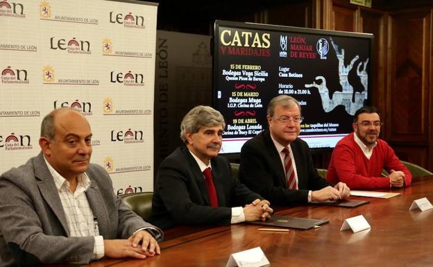 Firma del convenio entre Universidad y Ayuntamiento de León para la celebración de once catas y maridajes. 