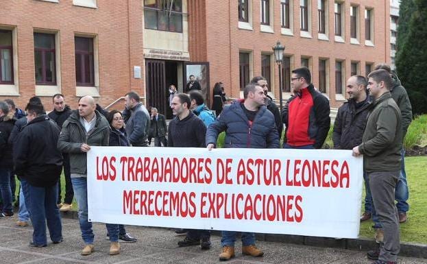 Trabajadores de la Compañía Asturleonesa se concentran ante los juzgados de lo Social de Oviedo.