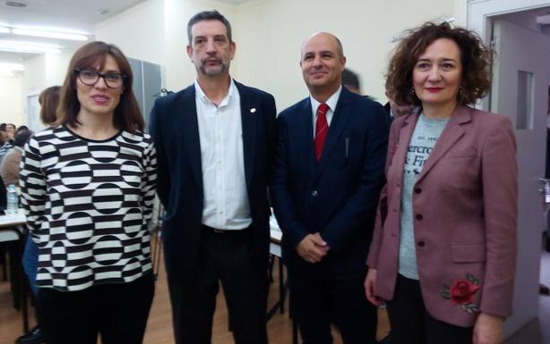 El viceconsejero de Desarrollo Rural de la Junta, Jorge Llorente (2D), junto a la alcaldesa de Ponferrad y representantes del MAPAMA y CERMI, en la inaguración del taller. 