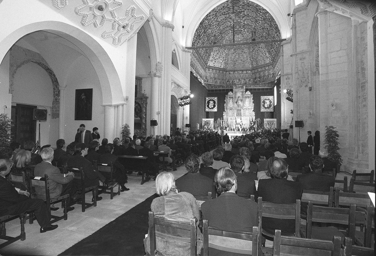 1998. Los parlamentarios de Castilla y León volvieron a la iglesia del Real Monasterio de Santa Clara de Tordesillas (Valladolid) para conmemorar el XV aniversario del Estatuto de Autonomía de Castilla y León, el mismo lugar en el que se constituyeron.