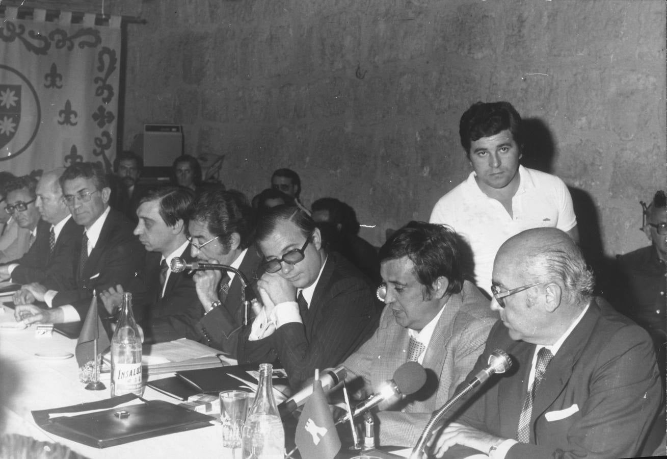 1978. Los ministros Salvador Sánchez Terán y Rafael Calvo Ortega en el Consejo General de Castilla y León en el castillo de Monzón. Para la constitución del Consejo General de Castilla y León, cuyo primer presidente sería el centrista burgalés Juan Manuel Reo Tejada, se escogió el castillo palentino de Monzón de Campos, el 22 de julio de 1978, en una asamblea histórica que contó con la presencia de ministros como Rafael Calvo Ortega y Salvador Sánchez Terán, además del presidente del Congreso, Fernando Álvarez de Miranda. A partir de ese momento, y hasta abril de 1981, las Juntas del «ente preautonómico» peregrinarían por las nueve provincias.