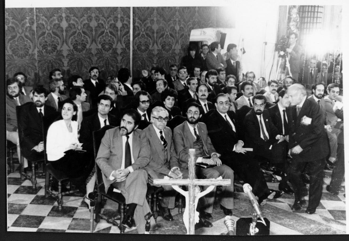 Demetrio Madrid, Jesús Quijano, y Tomás Rodríguez Bolaños durante la sesión constitutiva de las Cortes de Castilla y León en el Monasterio de Santa Clara de Tordesillas, el 21 de mayo de 1983.