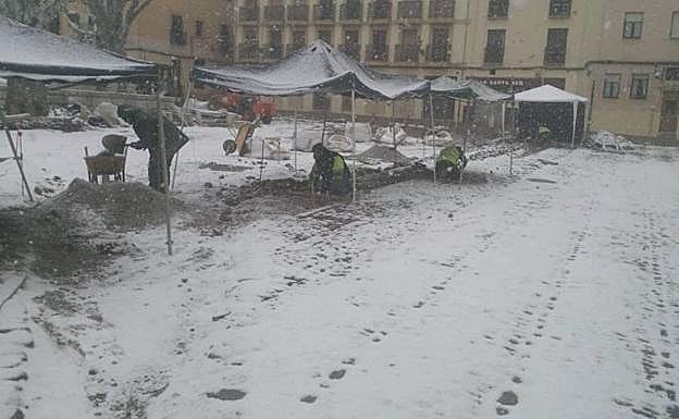 Galería. Ni tan si quiera las nevadas de los útlimos días han frenado los trabajados de los operarios. 