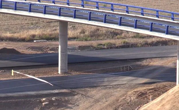 Imagen de un tramo de la autovía entre Santas Martas y Puente Villarente.