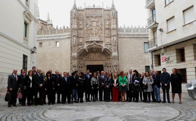 Foto de familia de la Mesa y Junta de Portavoces de las Cortes junto a representantes de las instituciones en el Colegio San Gregorio